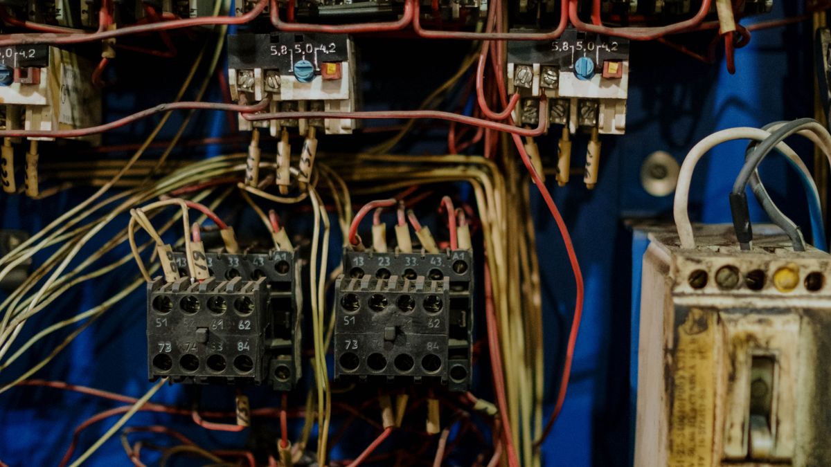 Câbles et conducteurs électriques préparés pour le tirage dans les gaines d'une maison neuve
