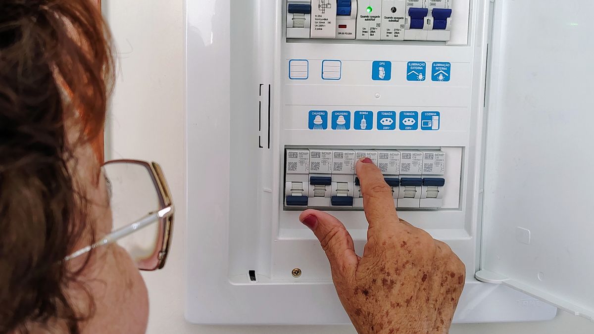 Rangée de disjoncteurs dans un tableau électrique, répartition des circuits sur les phases
